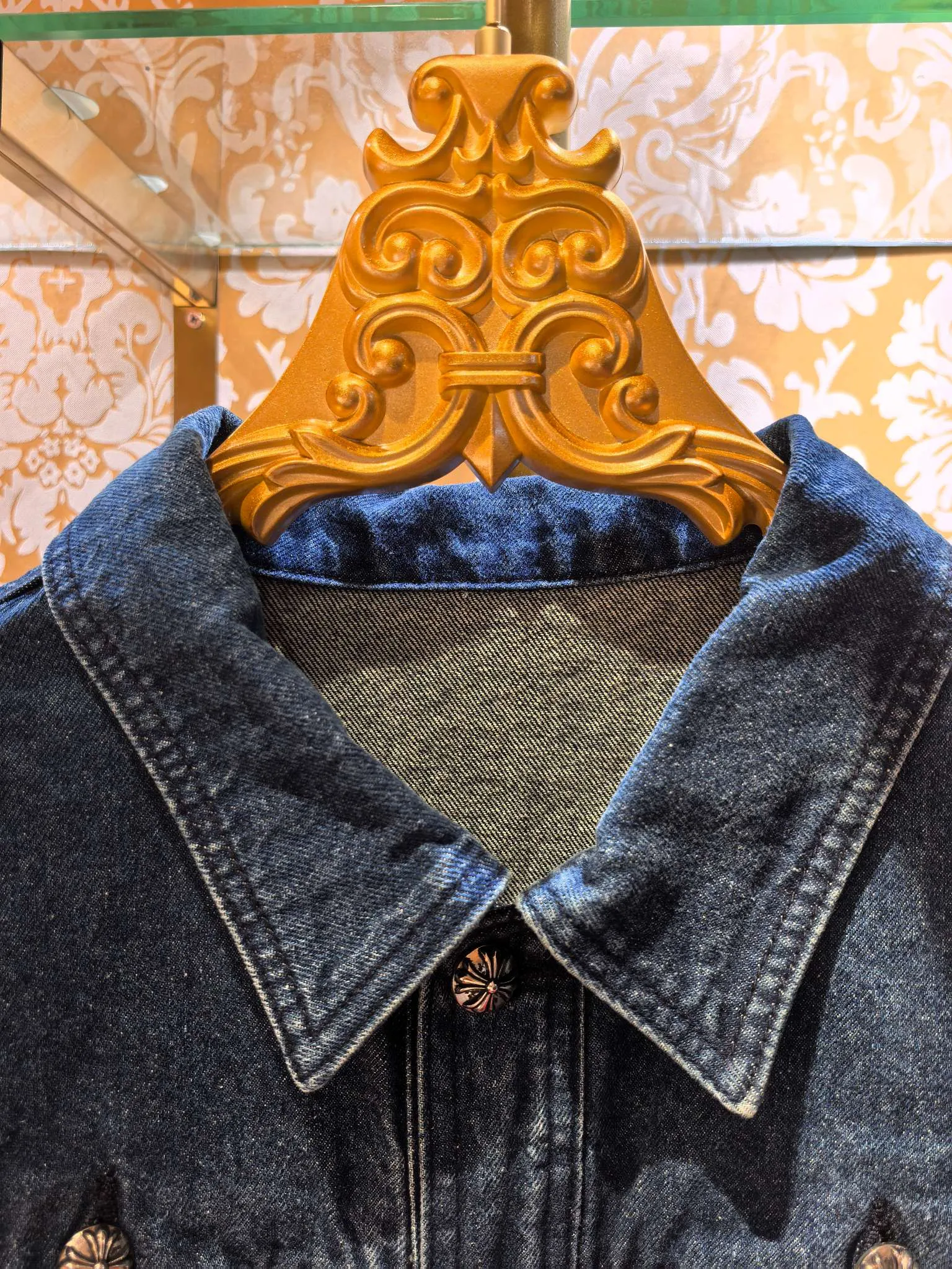 P480 Chrome Hearts advanced custom model, Chrome Hearts patchwork leather denim jacket, twill denim custom fabric, cross patchwork leather is all imitation lambskin, all dyed to completely restore no color difference, the inner leather label is first-layer calfskin, all hardware is 925 silver plated, it is the highest version, you get what you pay for, the same size for men and women, size S M L XL.